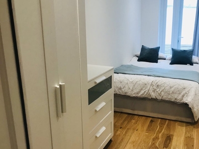 Room to rent in flatshare in Kilburn, London