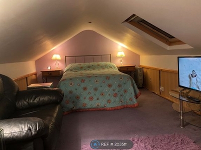 Room to rent in Naburn Fold, Leeds LS14
