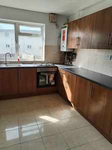 Room to rent in Parklands Parade, Bath Road, Hounslow TW5