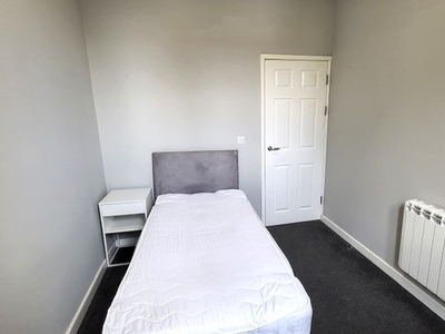 Room to rent in Room 3, 2-4 Auckland Road, Doncaster DN2