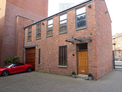 Semi-detached house to rent in Commercial Street, Manchester M15