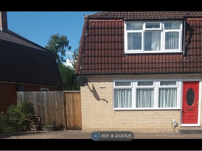 Semi-detached house to rent in St Michael's Rd, Warwick CV34
