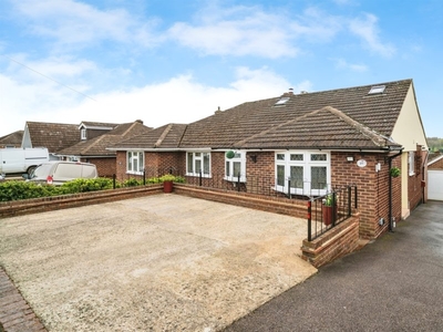 Shooters Drive, Nazeing, WALTHAM ABBEY - 3 bedroom semi-detached bungalow