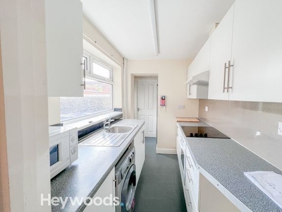 Terraced house to rent in Broad Street, Newcastle-Under-Lyme ST5
