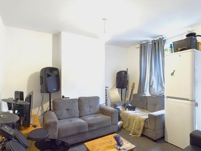 Terraced house to rent in Caledonian Road, Brighton BN2