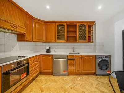 Town house to rent in Brick Lane, Shoreditch E2