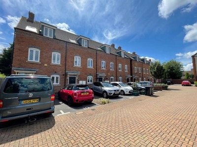 Town house to rent in Carpenters Close, Newbury RG14