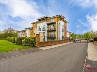 2 Bedroom Apartment For Sale In Franklin Avenue, Watford