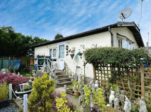 2 Bedroom Park Home For Sale In Hertfordshire
