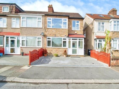 3 Bedroom End Of Terrace House For Sale In Romford