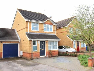 3 Bedroom Link Detached House For Sale In Farnborough
