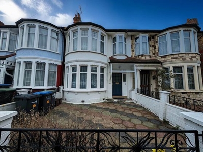 3 bedroom terraced house to rent London, N13 6AB
