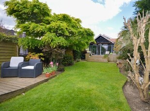 4 Bedroom Detached House For Sale In Sunbury-on-thames, Surrey