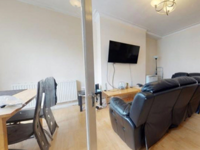 4 Bedroom House For Rent In Leeds, West Yorkshire