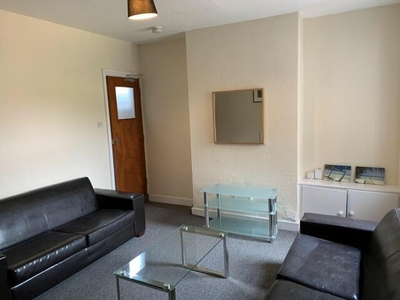 4 Bedroom Semi-detached House For Rent In Beeston