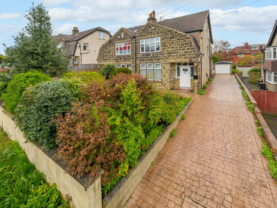 4 bedroom semi-detached house for sale in Bentcliffe Drive, Moortown, Leeds, LS17