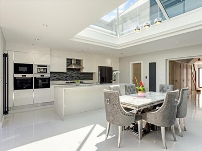 5 Bedroom Detached House For Rent In London