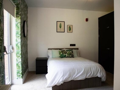 6 Bedroom Flat For Rent In 74 William Street