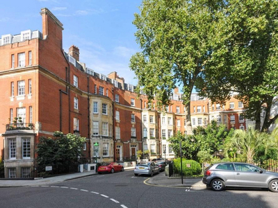 Flat for sale in Egerton Place, London SW3