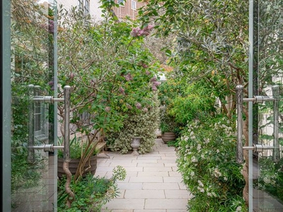 Mews house for sale in Eaton Terrace, London SW1W