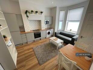 1 bedroom flat for rent in Albert Road, Manchester, M19