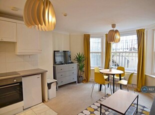 1 bedroom flat for rent in Holland Park Gardens, London, W14