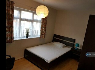 1 bedroom flat share for rent in Hermitage Walk, London, E18