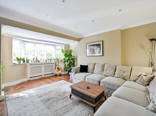 2 bedroom flat for rent in Bishops Close, Ham, Richmond, TW10