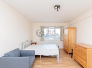 2 bedroom flat for rent in Commercial Road, Whitechapel, E1