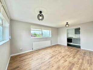 2 bedroom flat for rent in Lynwood Close, London, E18 1DP, E18