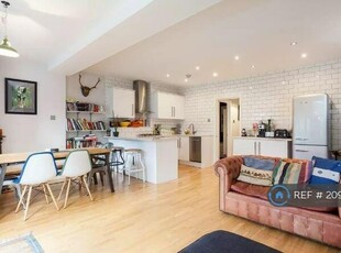 2 bedroom flat for rent in Penistone Road, London, SW16