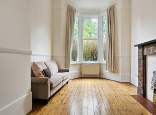 2 bedroom flat for rent in Poynders Road, London, SW4