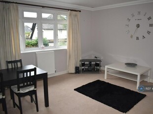 2 bedroom flat for rent in Queens Park West Drive, Bournemouth, BH8
