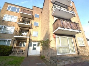 2 bedroom ground floor flat for rent in Plumstead Common Road, Plumstead, SE18