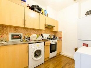 3 bedroom flat for rent in Brixton Road, Oval, London, SW9