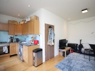 3 bedroom flat for rent in Cardozo Road, Islington, N7