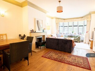 3 bedroom flat for rent in Highlands Heath, London, SW15