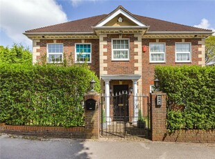 4 bedroom detached house for rent in Meadowbanks, Barnet Road, Arkley, Hertfordshire, EN5