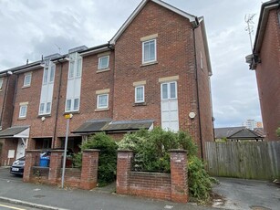 4 bedroom end of terrace house for rent in Yew Street, Manchester, M15