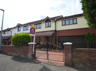 4 bedroom semi-detached house for rent in Dodd Street, Salford, M5
