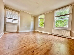 4 bedroom terraced house for rent in Grove Park Road, London, N15