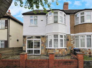 5 bedroom end of terrace house for rent in Halstead road, Winchmore Hill, N21