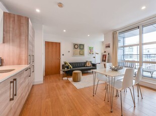 Flat in Wandsworth Road, Nine Elms, SW8