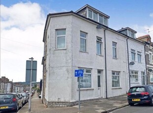 Flat to rent in Arcot Street, Penarth CF64