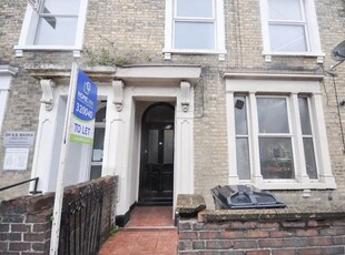 Flat to rent in Ashburnham Road, Bedford MK40