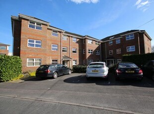 Flat to rent in Barker Road, Chertsey KT16