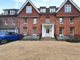 Flat to rent in Bishops Down Road, Tunbridge Wells, Kent TN4