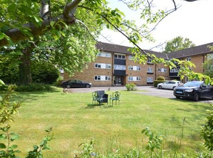 Flat to rent in Brewery Road, Horsell, Woking GU21
