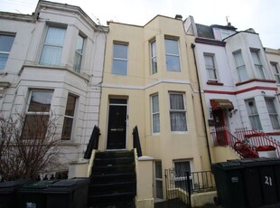 Flat to rent in Ceylon Place, Eastbourne BN21