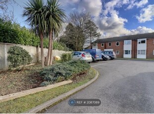 Flat to rent in Claydon Court, High Wycombe HP12